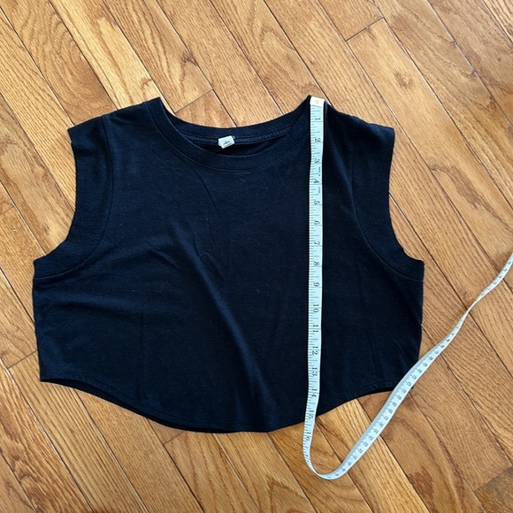 Alo Echo Tee in Black - Picture 7 of 7